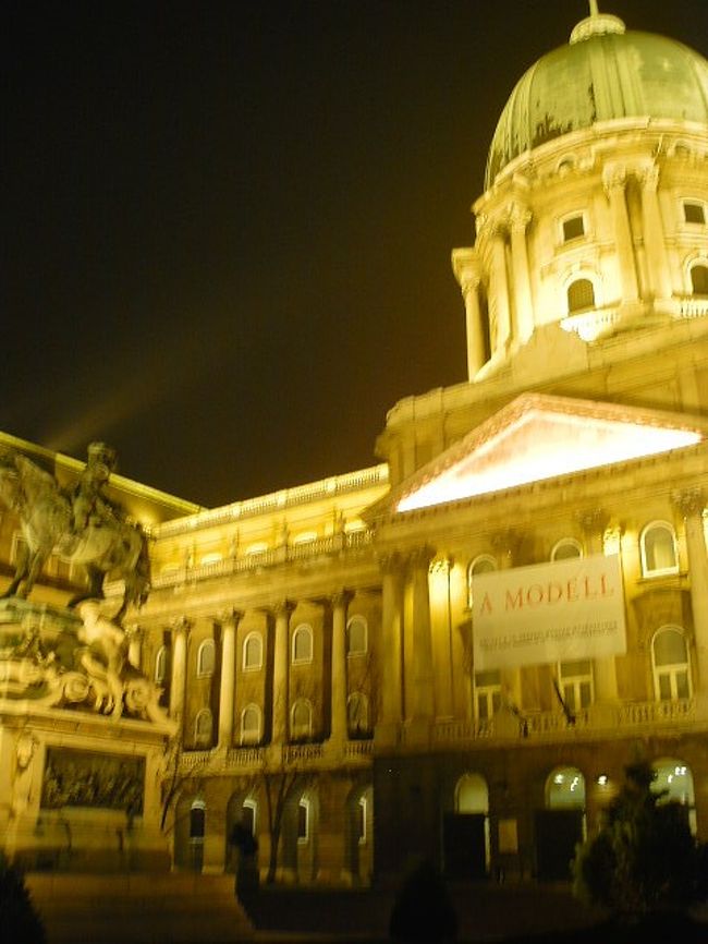 王宮もすっかりライトアップされ、<br />とってもまぶしく輝いていました。<br />人通りは少ないですが、<br />別に危なくないような感じはしました。