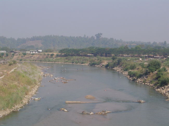 国境の橋の上から<br />右がタイ<br />左がミャンマーです。