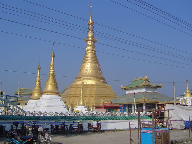 金ぴかのお寺です。<br />名前は忘れました。<br />イミグレーションからまっすぐ歩くと<br />右側にあります。<br />