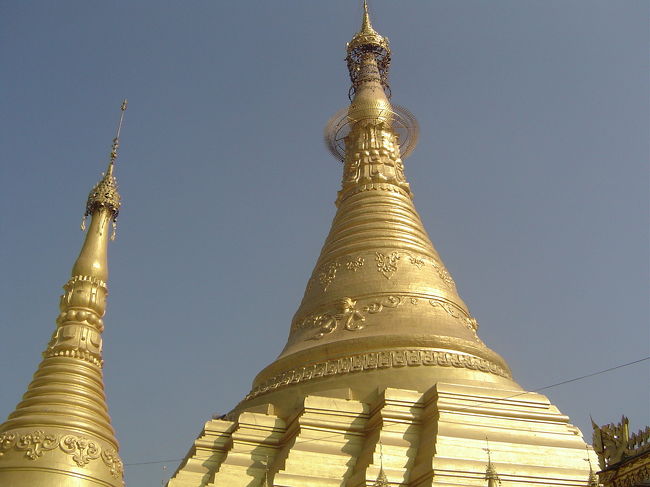 金ぴかです。タイのお寺とは趣が違います。