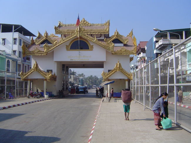 ミャンマー側のイミグレーションです。自分のパスポートを預けて入国するので、かなり心配です。入国税は５００バーツです。正直、高いです。