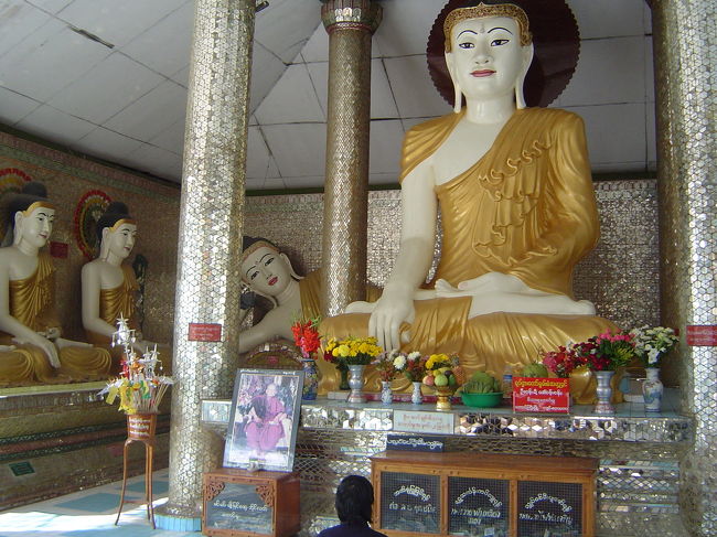 後ろの仏像は寝ています。