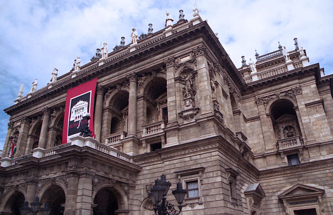 オペラ座<br />ネオ・ルネッサンス様式の美しい建物です。