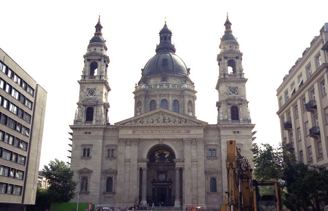 聖イシュトバーン大聖堂 <br />高さ96m、8000人以上収容可能なブダペスト最大の教会。1851年に着工し、1905年に完成したネオ・ルネサンス様式で、ドームの展望台からはブダペストの街を一望できます。