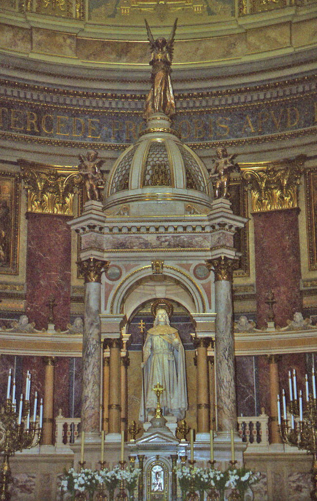 聖イシュトバーン大聖堂<br />内部のモザイク画、彫刻が見事です。聖堂内には初代ハンガリー王イシュトバーンの右手のミイラが安置されています。