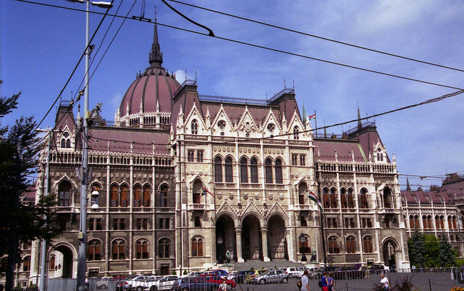 国会議事堂 <br />「世界一美しい国会議事堂」と言われています。<br />建築はシュタインデルにより、1885年から17年の歳月をかけて建設されました。幅268m、高さ96mのハンガリー最大のネオ・ゴシック建築です。ドナウ川沿いに建つこの建物は、対岸のブダ側から眺めた姿が壮麗でより印象的。