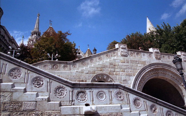 漁夫の砦 <br />ブダの丘の一角にあるネオ・ロマネスク様式の白い砦。この塔には展望台もあり、「ドナウの真珠」と謳われる美しいブタペストの街並が一望できます。 <br />王宮を守るために造られた要塞で、19世紀にギルドを形成する漁夫達が、トルコ軍の包囲攻撃から城を守ったことによりこの名が付けられました。