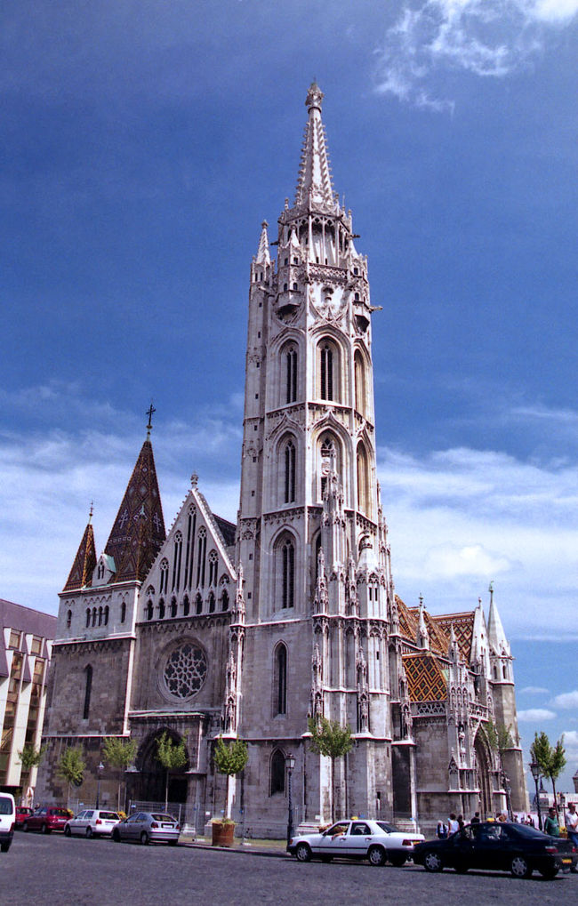 マーチャーシー教会<br />13世紀にロマネスク様式で建設され、15世紀にマーチャーシュ王により80mの尖塔が増設されました。16世紀にはトルコ軍によりモスクに改装されますが、17世紀に再びカトリック教会に戻されました。 