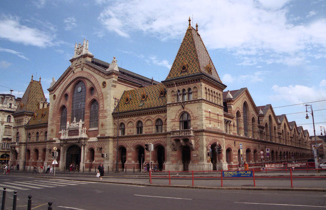 中央市場<br />自由橋をペスト側に渡って少し歩くと中央市場があります。マーチャーシー教会同様、カラフルな屋根の模様が印象的です。<br />午前中しか市は開いていないので、私の行った時はすでに閉まっていました。残念。