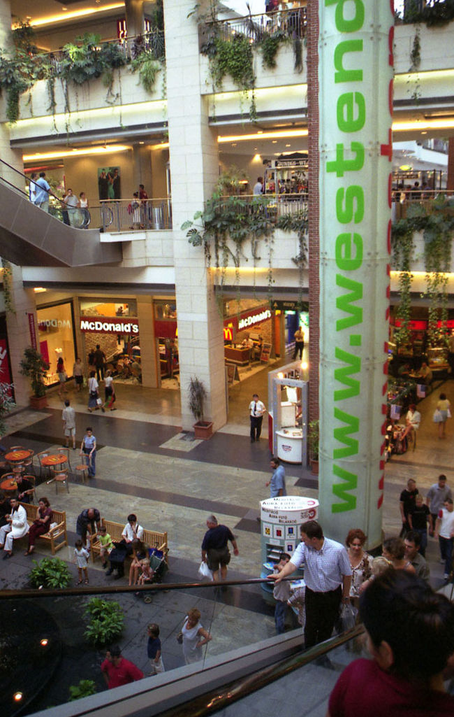 ウエストエンド・ショッピング・センター<br />西駅の裏側に大規模なショッピング・センターがあります。地上１階、地下２階(だったかな？)の広い売り場面積を持ち、現地の若者たちで賑わっていました。なんか「西側資本流入の象徴」みたいに、ここだけやたらと近代的でしたね。