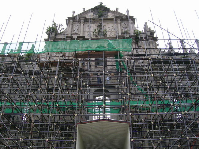 なんと残念なことにセントポール寺院は修理中でした。
