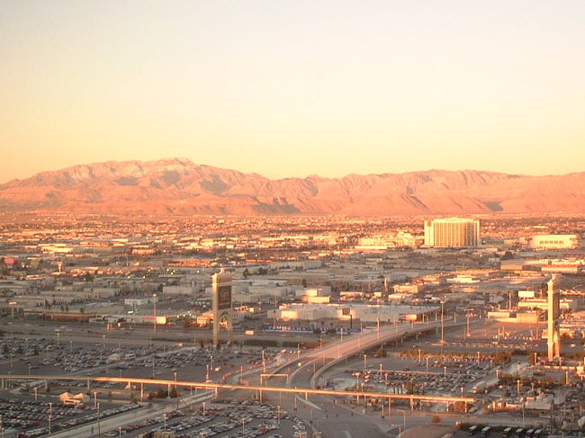 ラスベガスでは早起き。<br />ホテルの窓から見た夜明けの風景です。