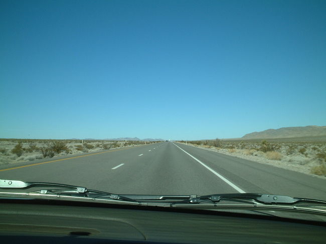 ラスベガスの街を出ると、ひたすらこんな感じの道。<br />レンタカーにはオートクルーズ機能がついていたので<br />アクセルも踏まない時間が続きました。