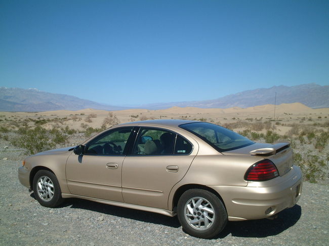 デスバレーに到着。<br />今回使用したレンタカーの後ろは砂漠です。<br />行った日は３月なのに３２度だったので<br />砂漠の中を歩くのはヤメました。<br />前日のグランドキャニオンが５度だったので<br />体調を崩さないように注意しました。