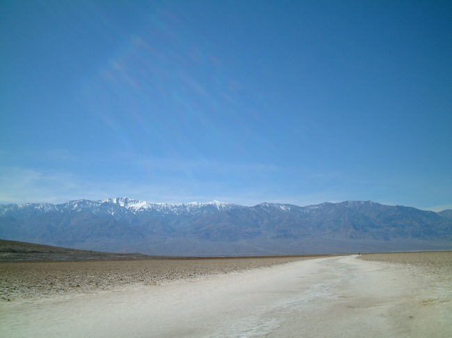 ＢＡＤＷＡＴＥＲ。<br />海抜マイナス８５ｍ。<br />海面より低いって変な感じですね。<br />白い部分は塩で、ホントにしょっぱい。
