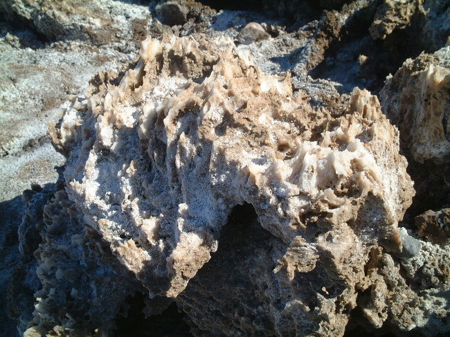 悪魔のゴルフコースの１つ１つのデコボコはこんな感じ。<br />旅行ガイドにも全体写真しか載ってないので、どんな風にデコボコしているのかイマイチわからなかったが、とても奇妙な形をしていた。<br />写真で見るより景色に良いところでした。