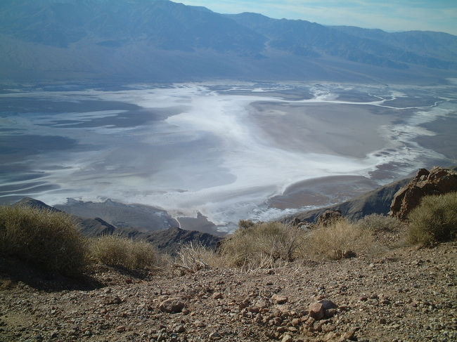 ダンテスビュー。<br />ＢＡＤＷＡＴＥＲの裏山あたり。<br />山道を登って行くとたどり着けます。<br />ガケになっているのでチョット怖い。<br />下を覗き込めば、ＢＡＤＷＡＴＥＲへ行く道など<br />さっき走った道が見えました。<br />この景色は、帰りの飛行機（ラスベガス⇒サンフランシスコ）からも見えました。