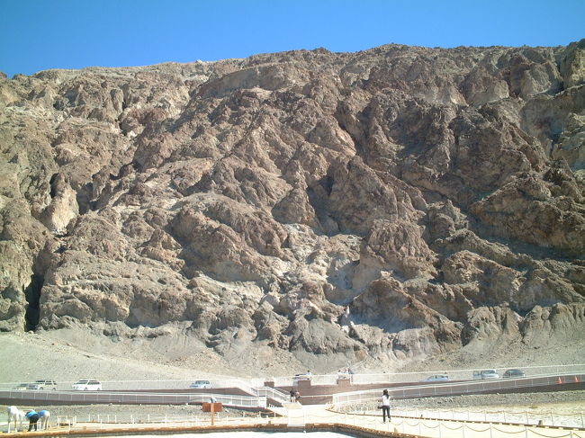 順番が逆転してしまいましたが、<br />ＢＡＤＷＡＴＥＲの山側は、こんな感じです。<br />崖の中腹に「ＳＥＡ ＬＥＶＥＬ」と書いてあり<br />海面の高さが実感できます。<br />この写真では、左から１／３あたりの中腹に<br />あるのですが・・・わかりませんね。。。