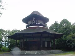 「俳聖殿」です。芭蕉の生誕３００年を記念して昭和１７年に建立。１階は八角形、２階は円形の木造２階建てですが、屋根は桧皮葺です。外観は芭蕉の旅姿をあらわしているという、なかなか昭和１７年にしては、斬新で大掛かりなデザイン発想だと思います(*^ｰ^*)　上層の屋根が芭蕉の笠、そのすぐ下の額のあるところが顔、下層の屋根は蓑と衣を着た姿で、堂は杖と足を表現しているんですって♪　これは傷みだと思うのですが、上層の屋根はすでに円形ではなく、大きく波打っています･･･昭和に建てられた和風建築の方がそれ以前の建物より先に倒れちゃ、名折れだとおもうけどな･･･