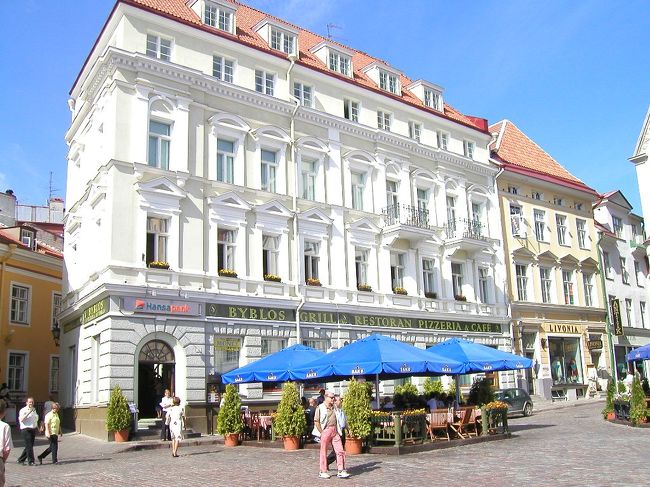 広場には美しい東欧風の建物が並び、私はプラハを思い出しました。