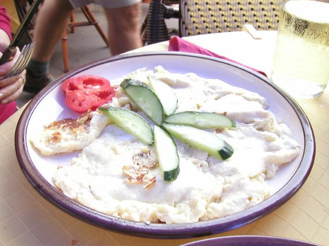 広場で頼んだオムレツです。真っ白で黄身を抜いてあるオムレツで、これはそれなりに美味しかったです。★★★★