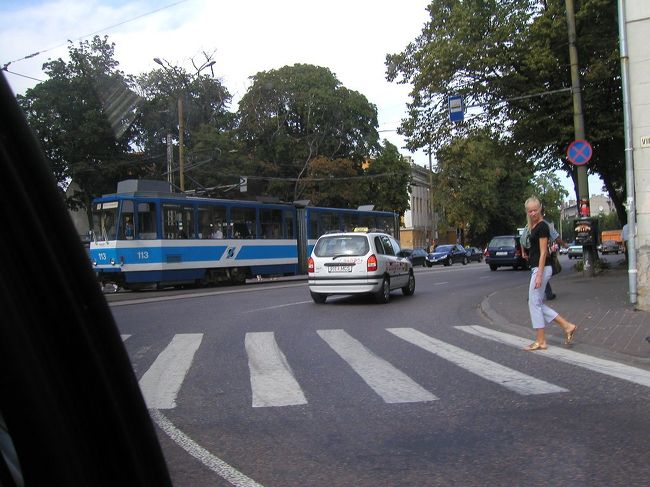 新市街にはごく新しい市電と、新しい｢女性が」