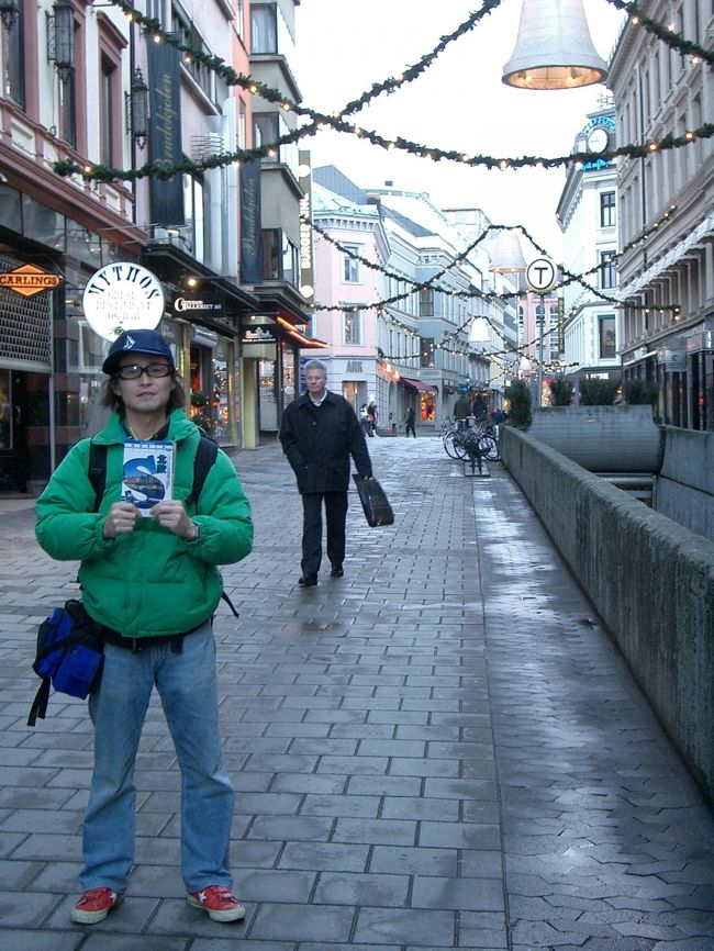 とりあえず、夜が明けて町へ繰り出しました。この持っている本をバイキング博物館へ向かうバスでなくすことに・・・。