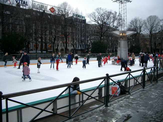 王宮へ延びるカール・ヨハン通りにあるスケートリンク。子供達がのびのびスケーティング！！