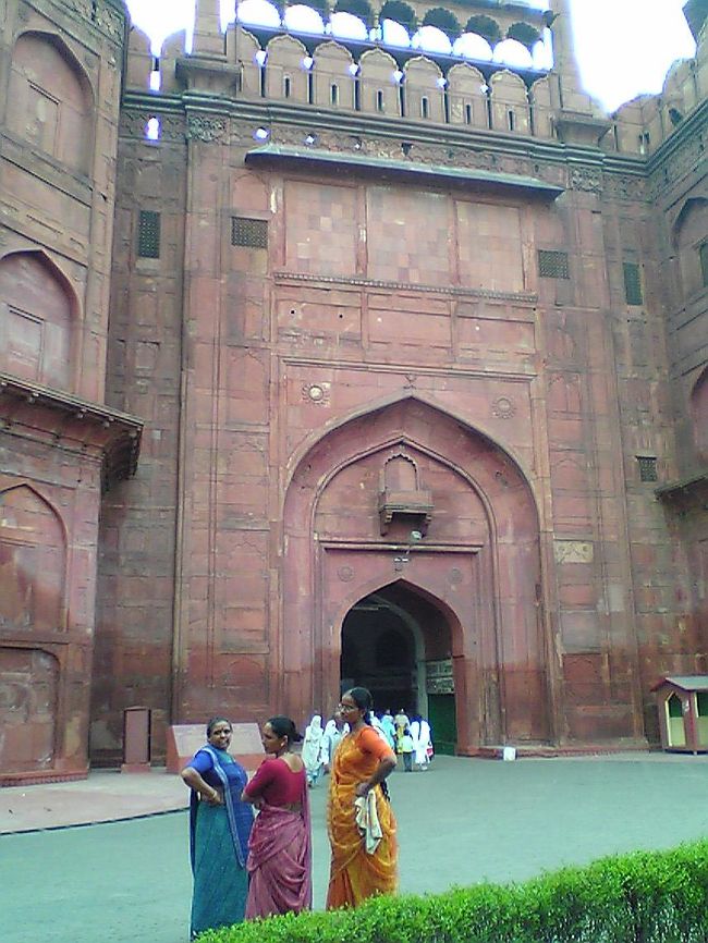 ラリキラー、入り口の一部。　ここを抜けると商店街みたいなみやげ物屋さんの通りに出る。