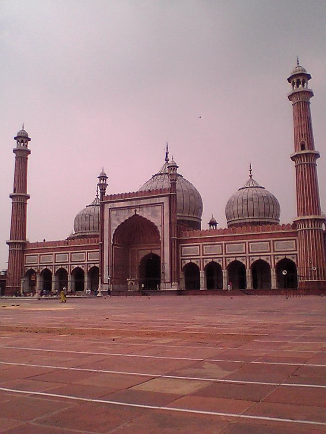 ジャマー・マスジット。入り口で靴を脱いで裸足で歩く。ミナレットからの景色は最高。カメラを持ってると代金をとられる。