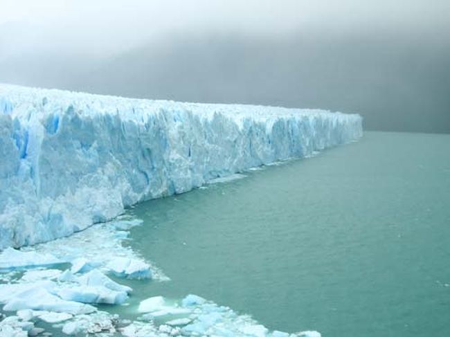 現地では、<br />「デカイね、10m以上あるよね。」<br />「いや、20m以上あるでしょ。」<br />などといっていたが、あとで聞いたら<br />水面からの高さは60mになるという。<br />そんなデカかったのか。