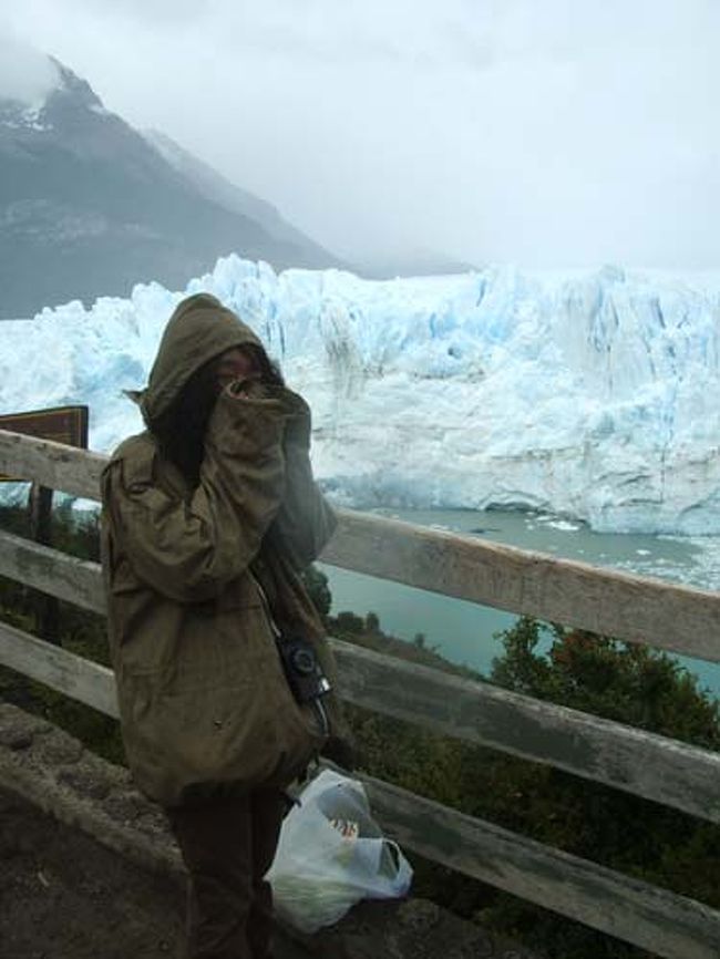  けっこう崩落見るまで粘るつもりだったけど、風に加えて、雨まで降ってきたので退散した。残念だったが、小さな崩落でも乗用車くらいの氷だったりする。<br />だからまあ、いいや。