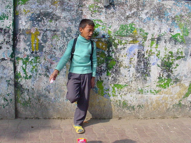 朝１０時、大声でカミソリの刃を売っている少年（カトマンズ市内）<br /><br />●カトマンズの道ばたでは、子どもから大人までが「え〜！？こんなものを？」と思うものを売っています。靴下、下着、最近では接着剤を売っている物売りさんを多く見かけます。