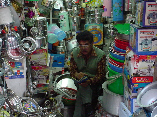 金物屋さん（カトマンズ、インドラチョーク）<br /><br />●インドラチョークは、言ってみれば、屋根のない大きなホームセンターのような感じです。