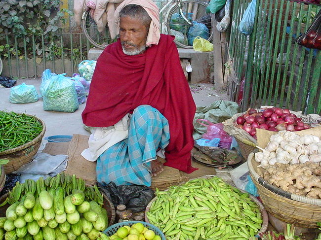 街の野菜屋さん（カトマンズ市内）<br /><br />●ネパールは予想以上に野菜が豊富です。<br />多くはカレーの材料に使われます。