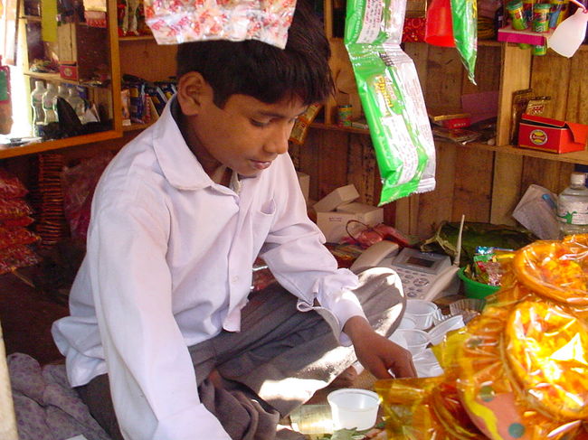 お祭りは稼ぎ時！の少年商店主（カトマンズ市内）<br /><br />●ティハールのお祭り時はどの店も稼ぎ時です。<br />お祭りが終わると国中で砂糖不足になります。