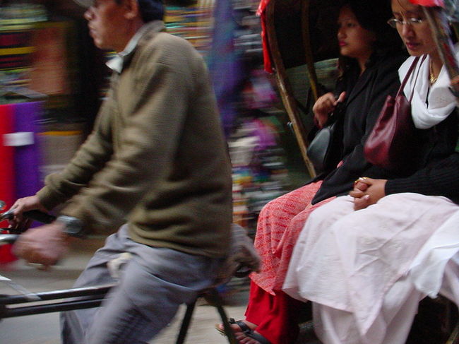 リキシャ（カトマンズ、タヒティ）<br /><br />●混雑した道だからこそリキシャーに乗ると楽なのです。<br />前から来る自転車、横から来るタクシー、後ろから追い抜くバイクに気を使わなくてすみますから。