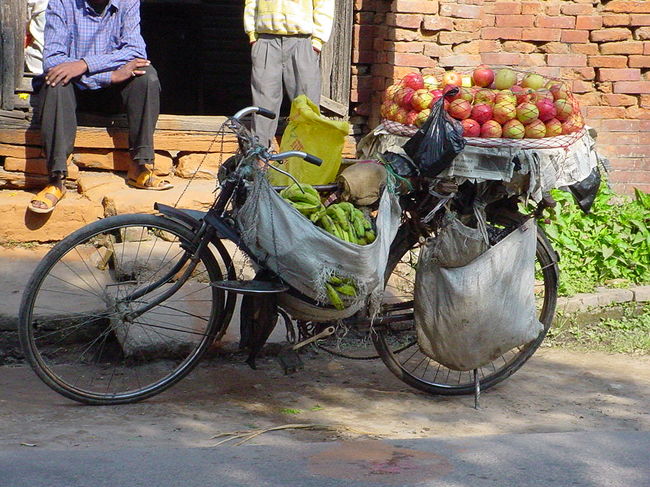 朝市の自転車（カトマンズ市内）<br /><br />●朝は、自転車いっぱい、バイクいっぱい、自動車いっぱい、両手いっぱい、に野菜を買って帰る人がいっぱい。