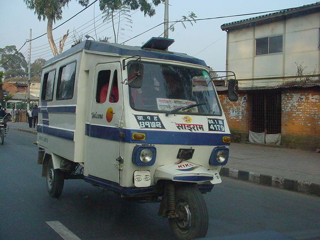 疾駆するテンプー（カトマンズ市内）<br /><br />●必ず道の真ん中で修理しているテンプーを見かけます。