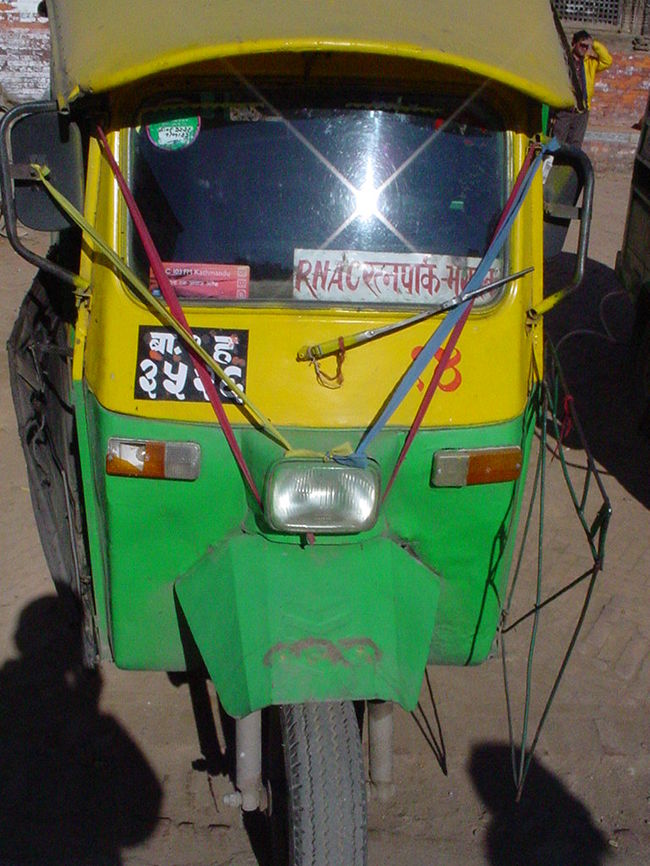 テンプー（前）（カトマンズ市内）<br /><br />●一応バックミラーは補修してあるので必要なのでしょう。