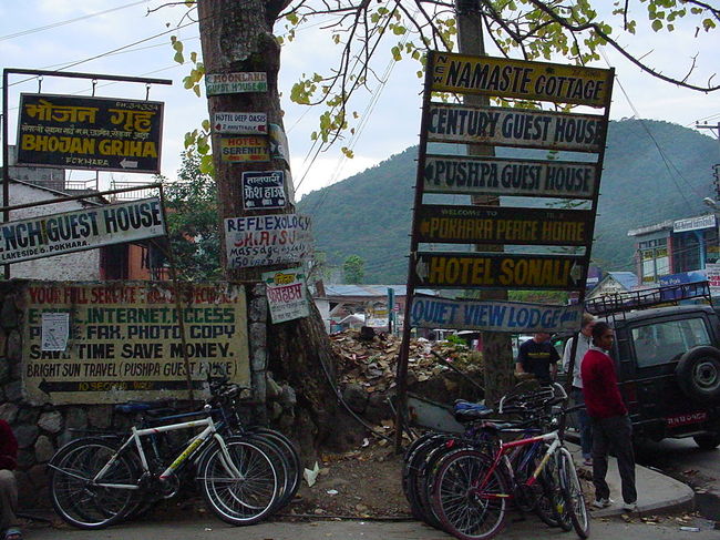 宿、ゲストハウスの看板<br /><br />●宿は余るほどあります。泊まるときは必ず見比べてから。価格交渉してから。何度も設備を確認してから。