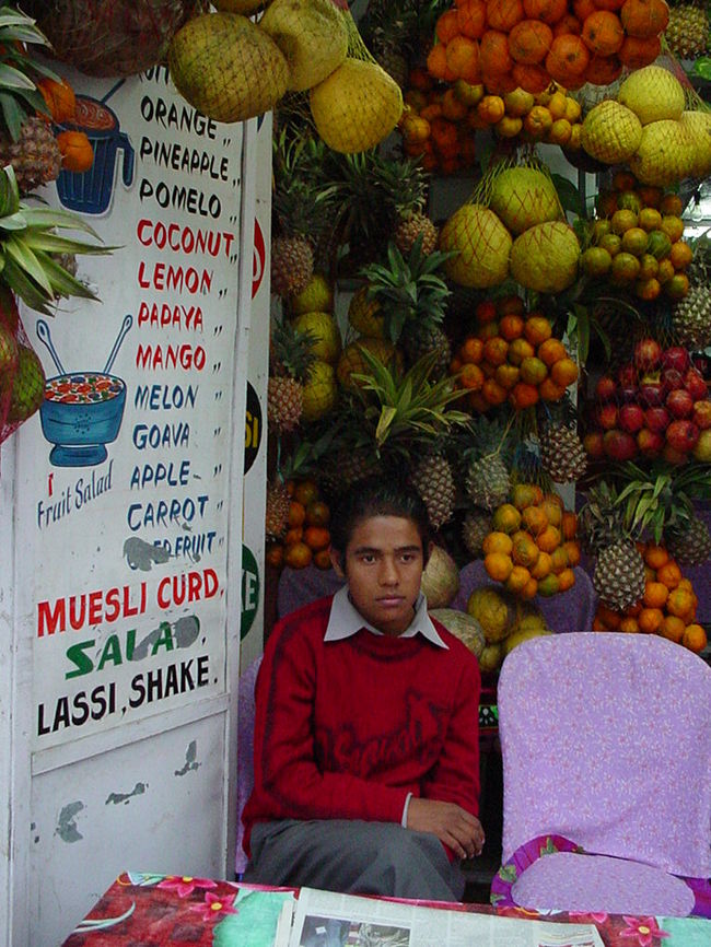 街にはジュースやさんがたくさん<br /><br />●ジュースやさんが、フルーツをつぶす間に、お客さんは道行く人を眺めて暇つぶし。