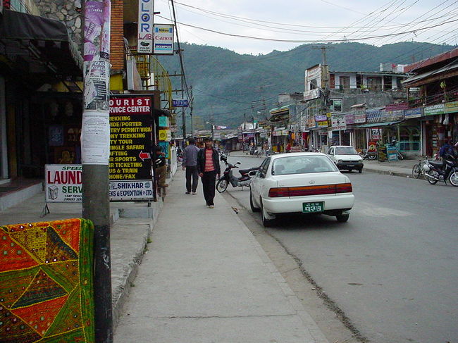 ポカラ、レイクサイド北<br /><br />●意外と静かなメイン通り。