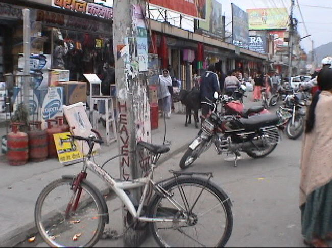 電柱に注目<br /><br />●もー、あっちこっちに「HEAVENLY PATH」という落書きと、でんでん虫のような渦巻き模様が落書きされていて、タクシーの運ちゃんも土地の人も、学生さんも、それの意味を知らない。カトマンズの郊外にもあったけど、ポカラはすごい。この意味知ってる人教えて下さい。