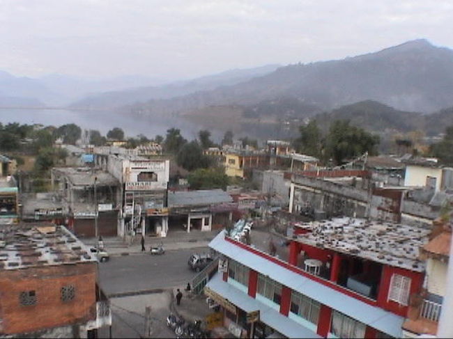 ホテルから望む湖<br /><br />●ホテル最上階、値切りに値切りました。<br />このホテルでは、ちょっとしたすれ違いがありました。<br />＜詳細は→http://sky.ap.teacup.com/ito-biz/　からポカラで検索してみて下さい＞