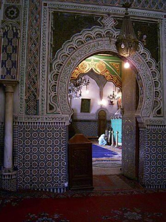 モスクの入り口だけでも細かいタイルの鮮やかなモザイク模様にビックリ。中はほんとにキレイ。