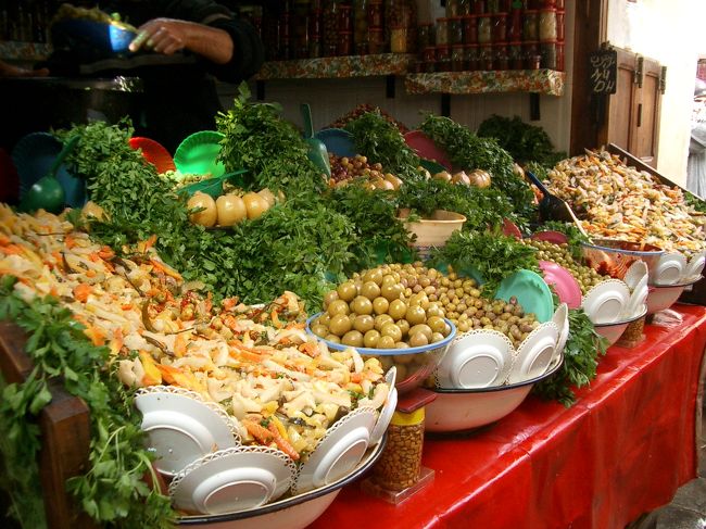 フェズ旧市街のオリーブ屋さん。モロッコはオリーブが有名で、レストランに行くと必ず一番最初にオリーブが出る。日本のおしんこみたいなもの？