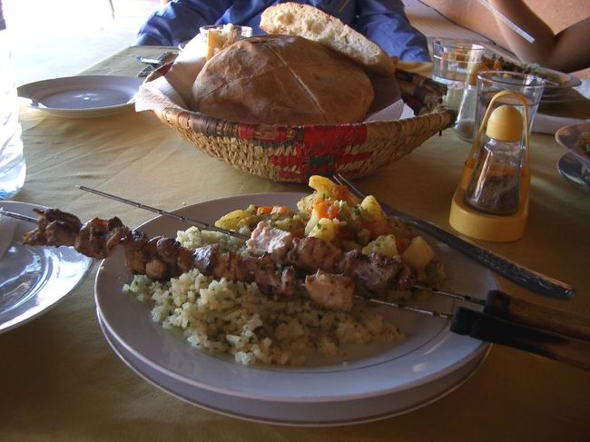 モロッコの食べ物は小麦粉でできたクスクスが主食でこれがおいしかった！串焼きも美味