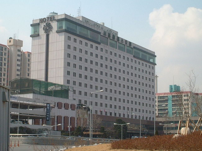 宿泊はパレスホテル。<br />ソウルの繁華街から地下鉄でした。