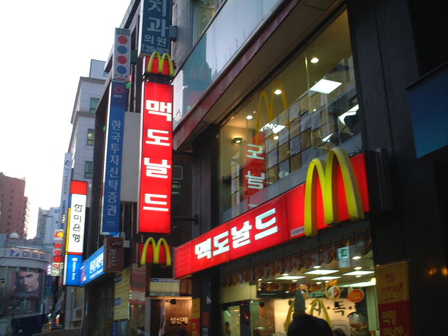 マックもハングル。<br />韓国はおいしいものばかりなので<br />お店には入りませんでした。